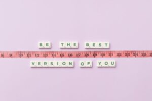 miarka i klocki scrabble układające się w napis "BE THE BEST VERSION OF YOU