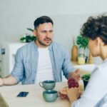 Para siedząca przy stole i prowadząca niezbyt przyjemną rozmowę