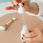 kobieta przygotowująca się do aplikacji serum