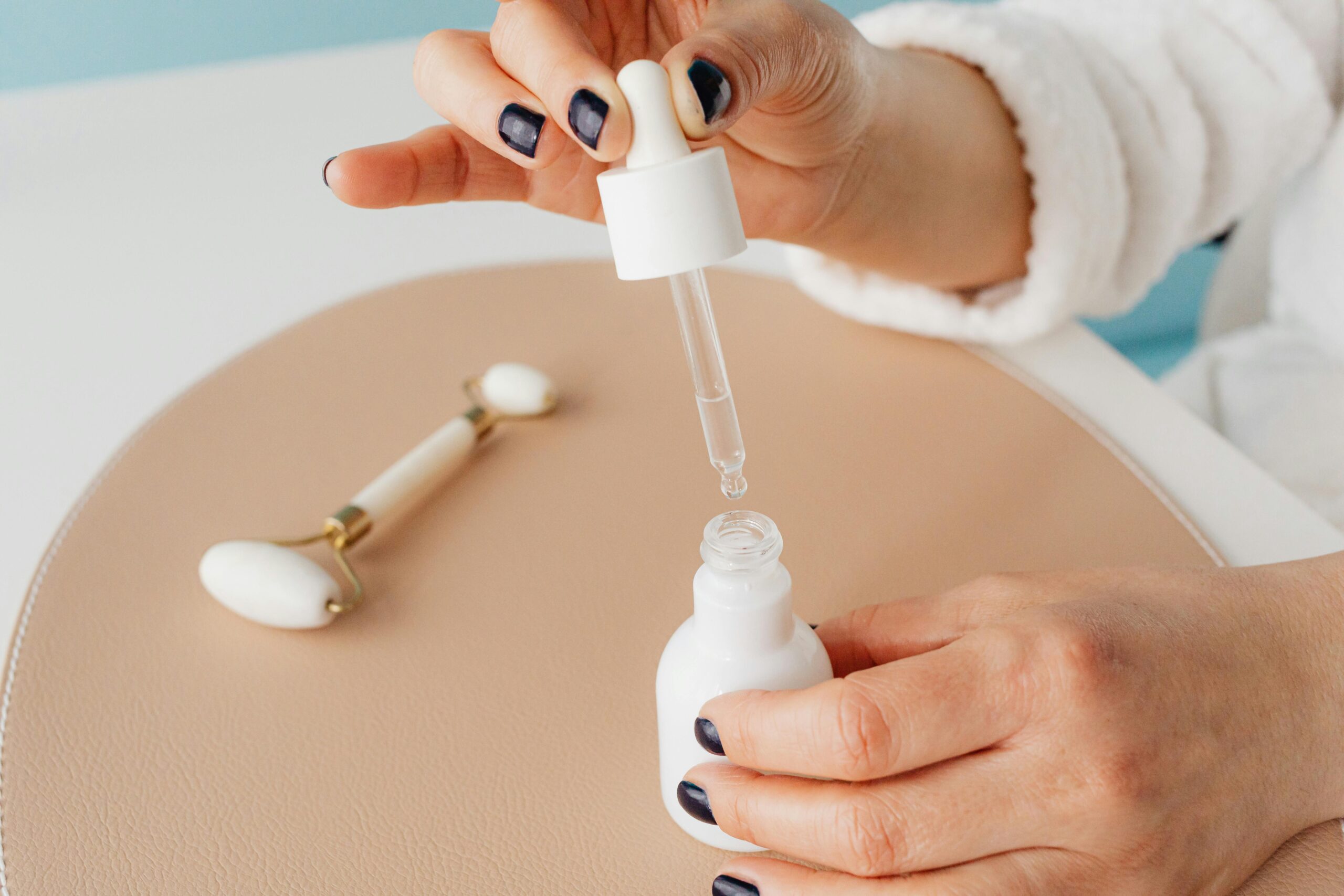 kobieta przygotowująca się do aplikacji serum